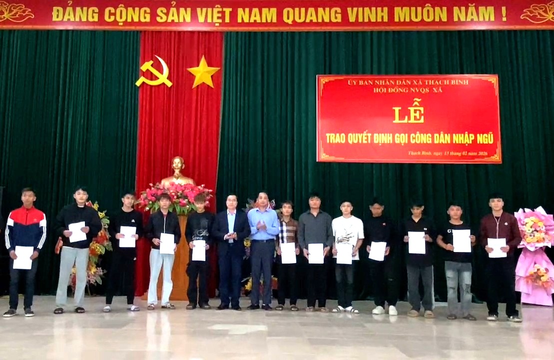 Thạch Bình trao quyết định gọi công dân nhập ngũ vào quân đội và tham gia nghĩa vụ Công an Nhân dân năm 2026.