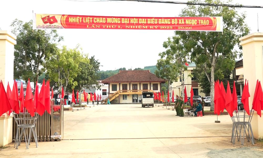 Nhiều đổi thay về cơ sở hạ tầng, đường làng ngõ xóm trên mảnh đất chiến khu xưa. Ảnh: Khánh Trình