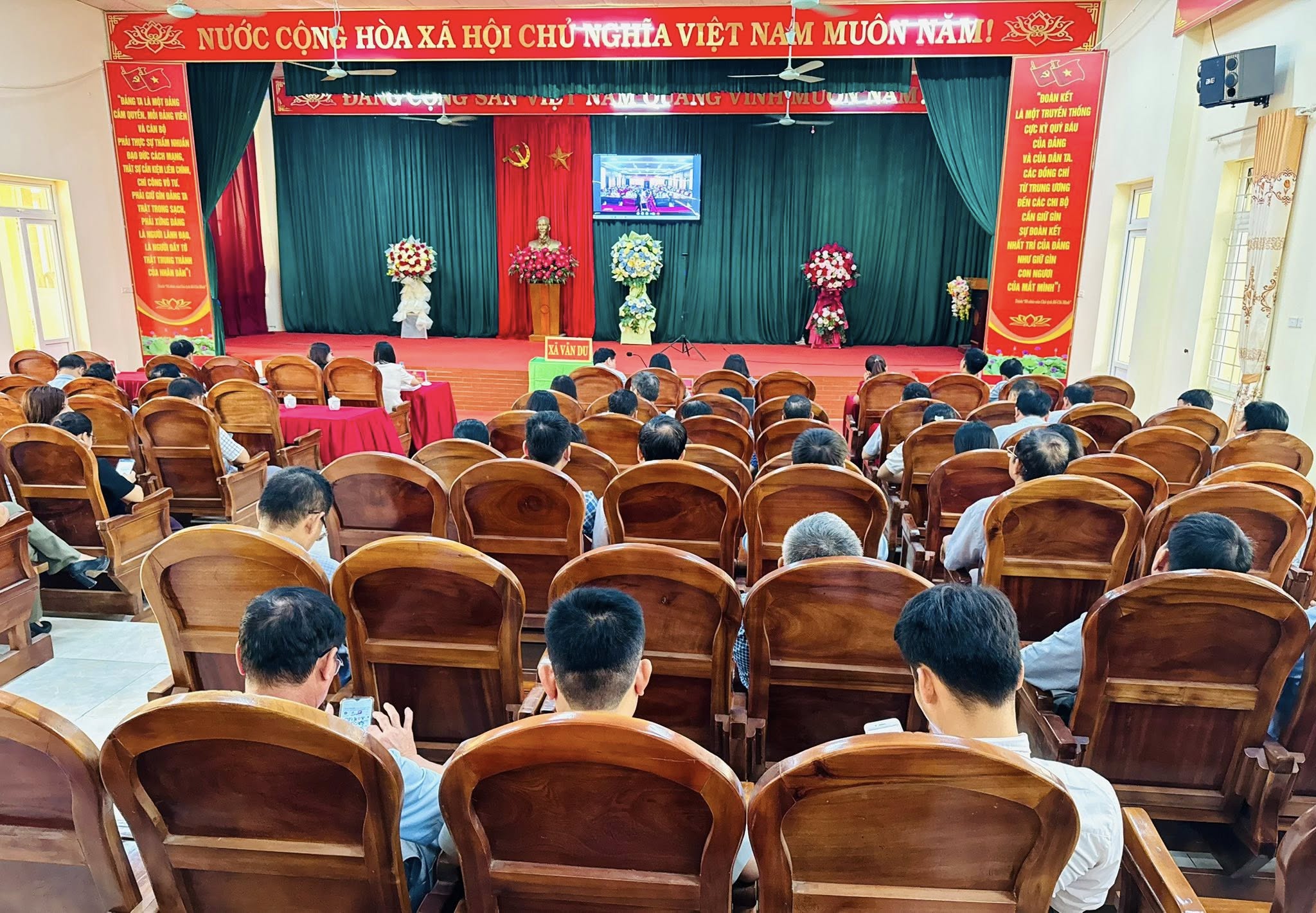 ĐẢNG ỦY XÃ VÂN DU TIẾP SÓNG HỘI NGHỊ TOÀN QUỐC QUÁN TRIỆT NGHỊ QUYẾT TRUNG ƯƠNG