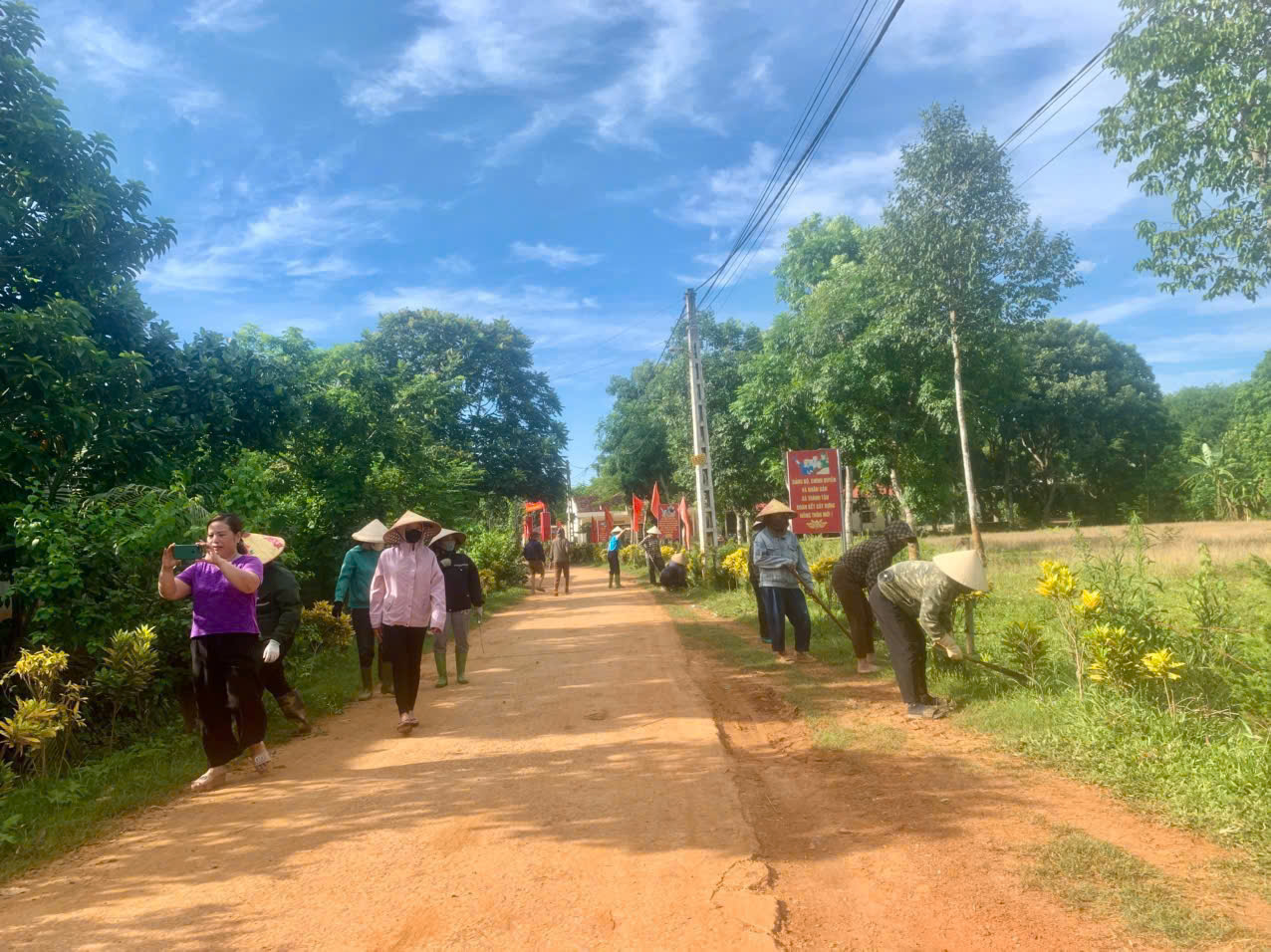 Hội phụ nữ xã Vân Du: ra quân dọn vệ sinh môi trường chào mừng Đại hội Đảng bộ xã