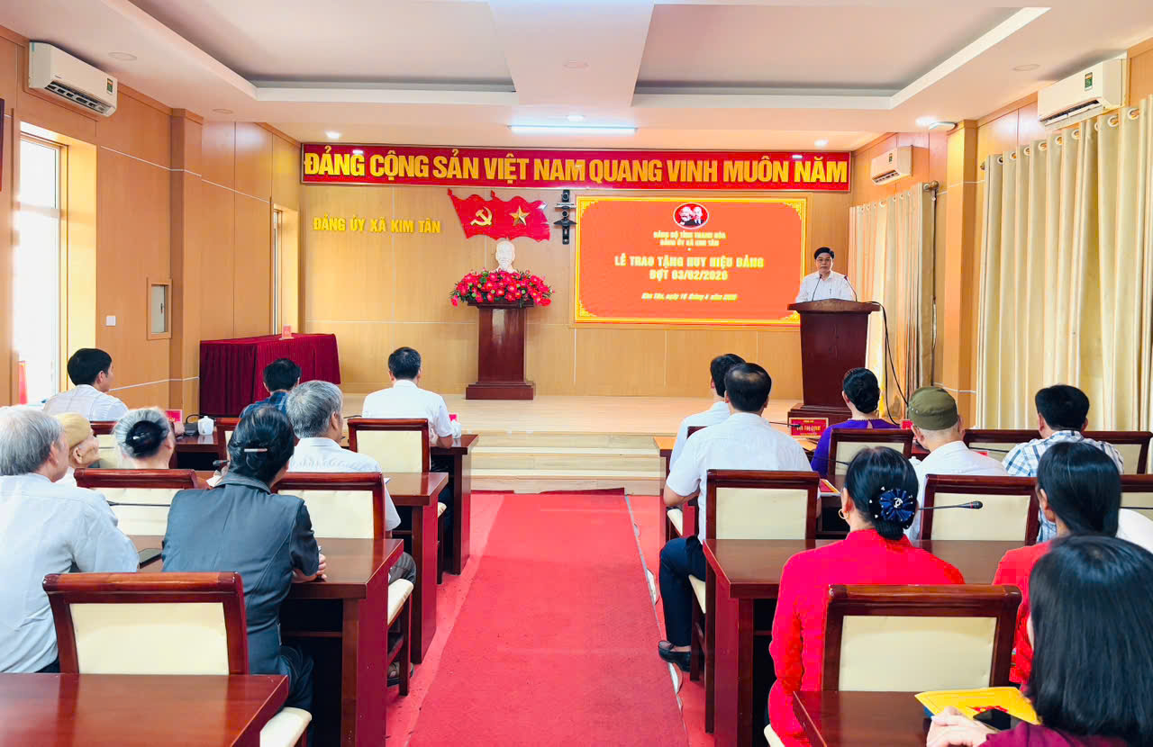 Lễ trao tặng Huy hiệu Đảng đợt 03/02/2026 cho các Đảng viên trong Đảng bộ
