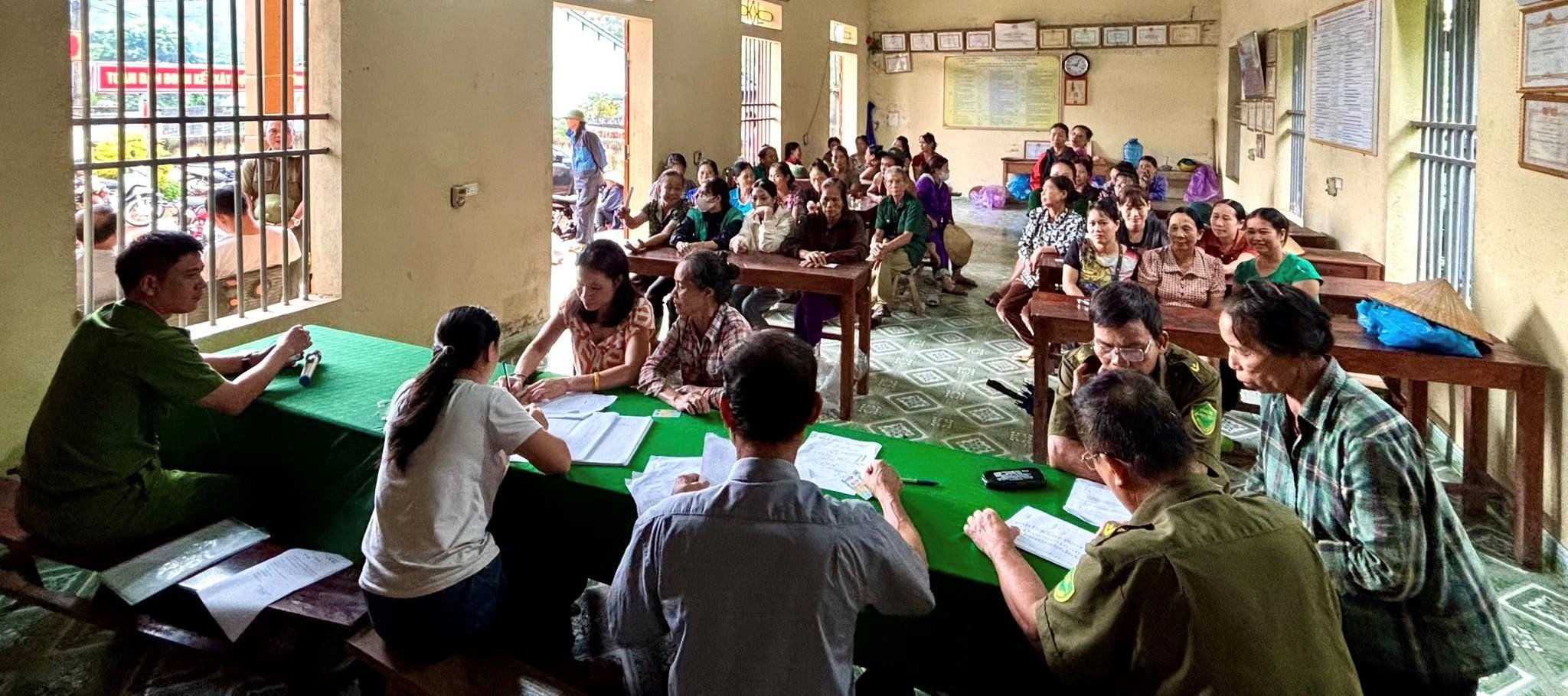 Xã Cẩm Tân hoàn thành 100% KH trao quà Tết Độc lập cho người dân