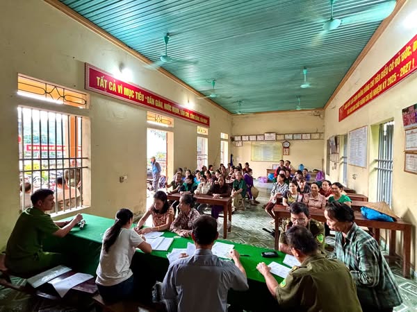 Xã Cẩm Tân Khẩn trương chi trả 100.000 đồng quà Tết Độc lập cho người dân