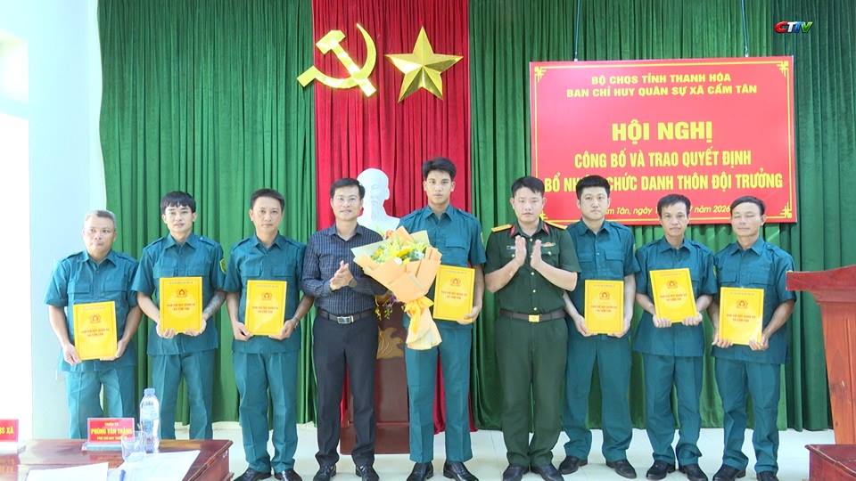 Ban Chỉ huy Quân sự xã Cẩm Tân công bố và trao quyết định bổ nhiệm Thôn đội trưởng sau sắp xếp thôn