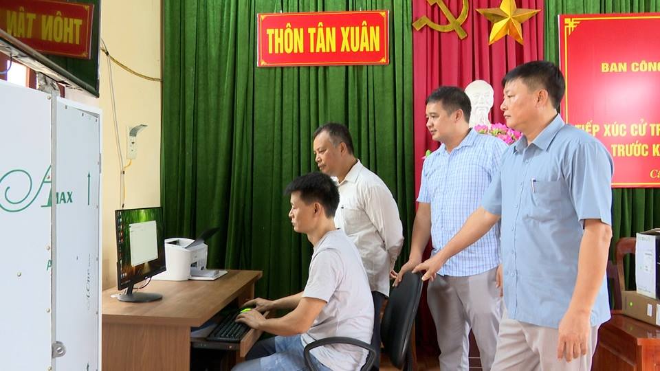 Xã Cẩm Tân bàn giao trang thiết bị công nghệ thông tin cho các thôn trên địa bàn