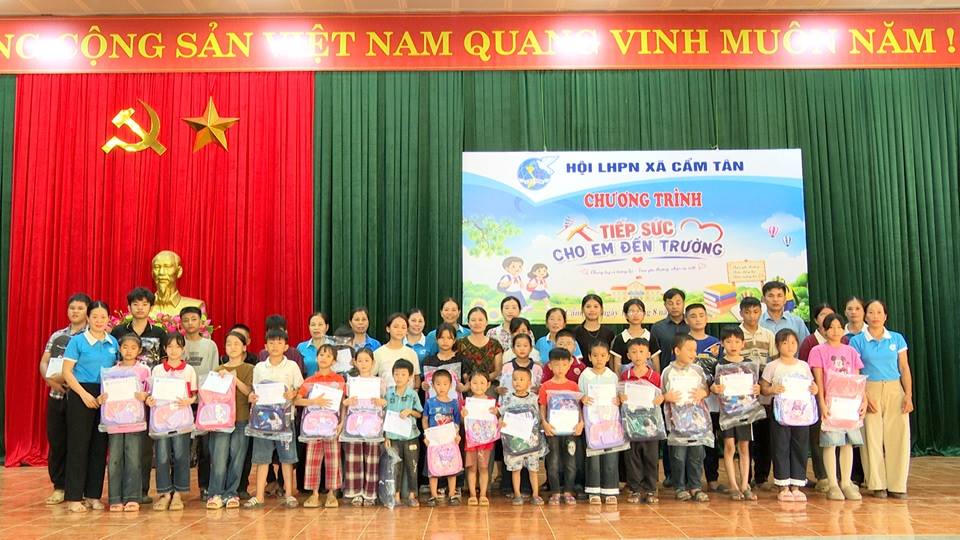 Hội LHPN xã Cẩm Tân tổ chức chương trình “Tiếp sức cho em tới trường”