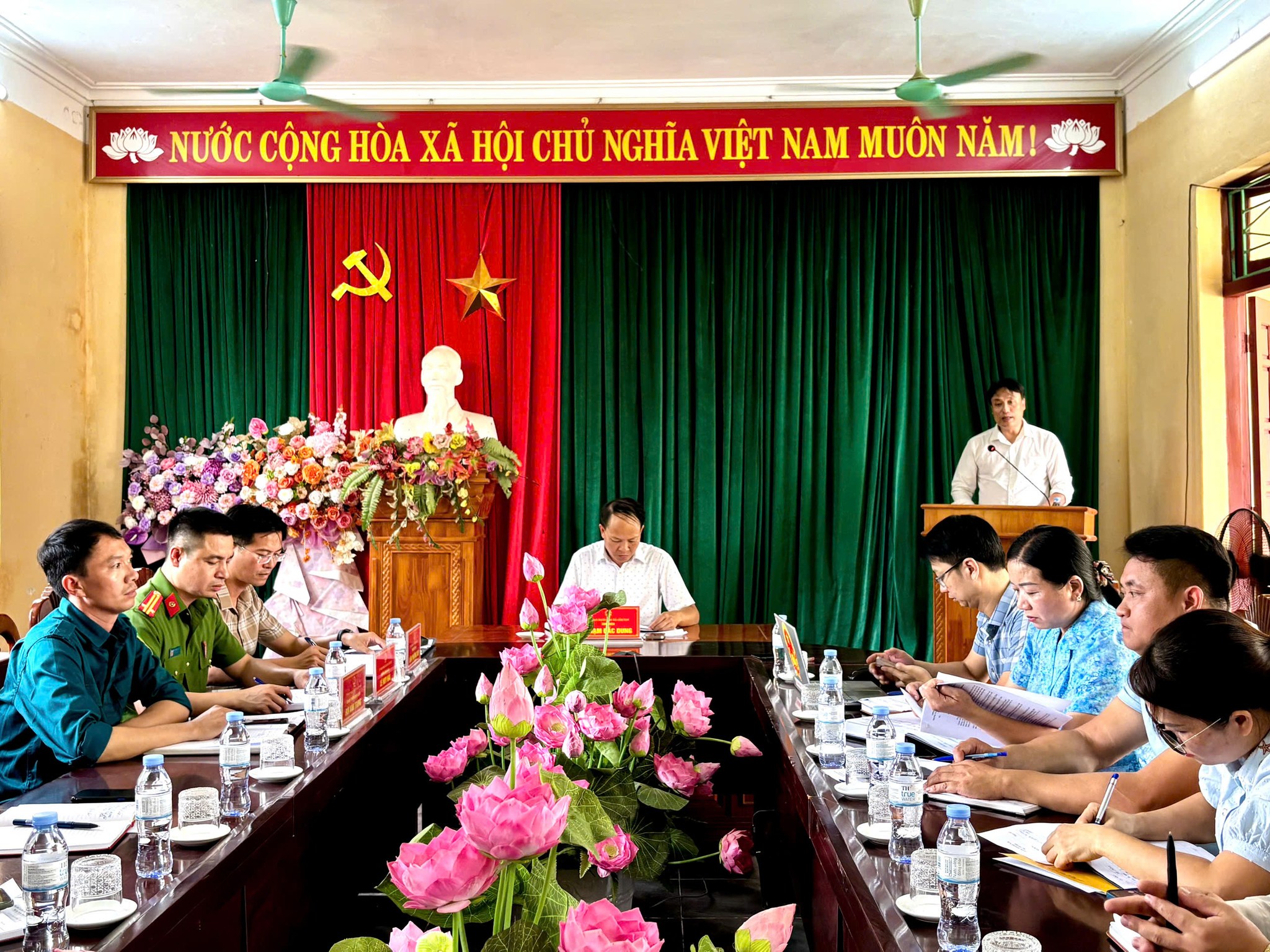 UBND xã Cẩm Tân làm việc với các ngành, đơn vị, thôn sau sáp nhập chính quyền địa phương hai cấp