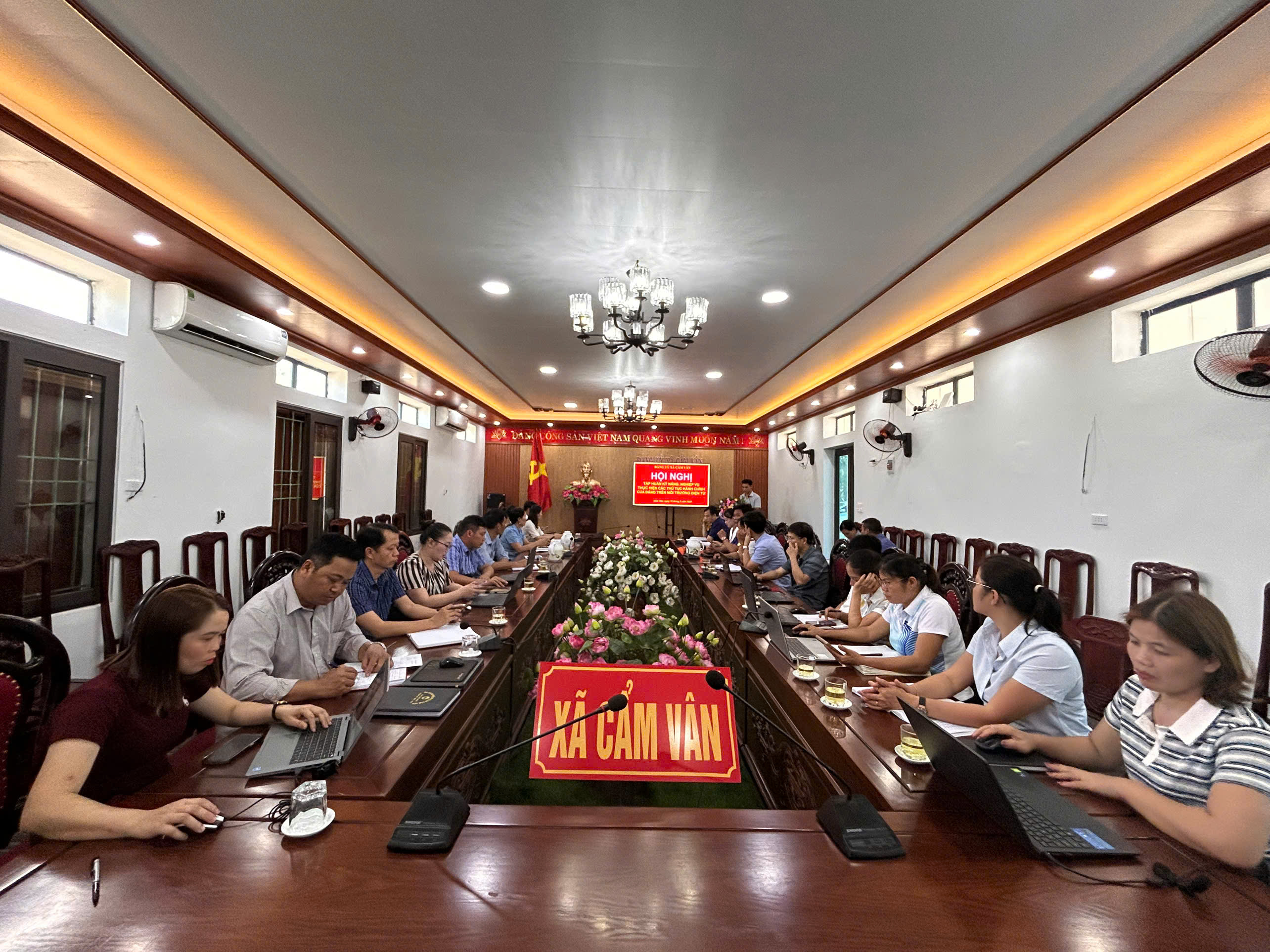 ĐẢNG ỦY XÃ CẨM VÂN TỔ CHỨC HỘI NGHỊ TẬP HUẤN NGHIỆP VỤ THỰC HIỆN THỦ TỤC HÀNH CHÍNH CỦA ĐẢNG TRÊN MÔI TRƯỜNG ĐIỆN TỬ.