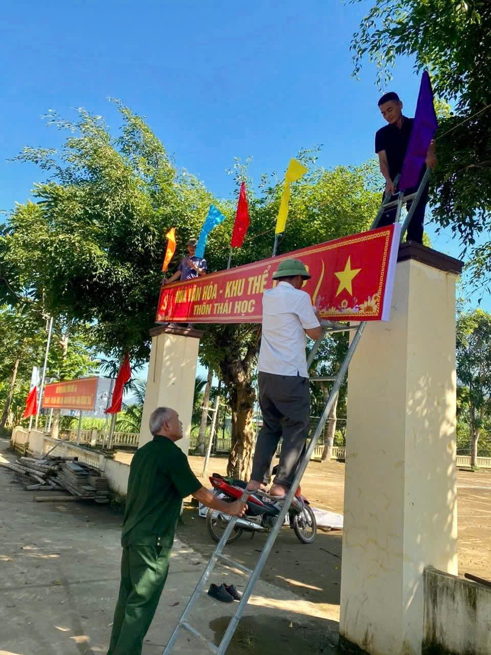 CẨM TÚ RA QUÂN TỔNG VỆ SINH MÔI TRƯỜNG CHÀO MỪNG ĐẠI HÔI ĐẢNG BỘ XÃ LẦN THỨ NHẤT, NHIỆM KỲ 2025 – 2030.
