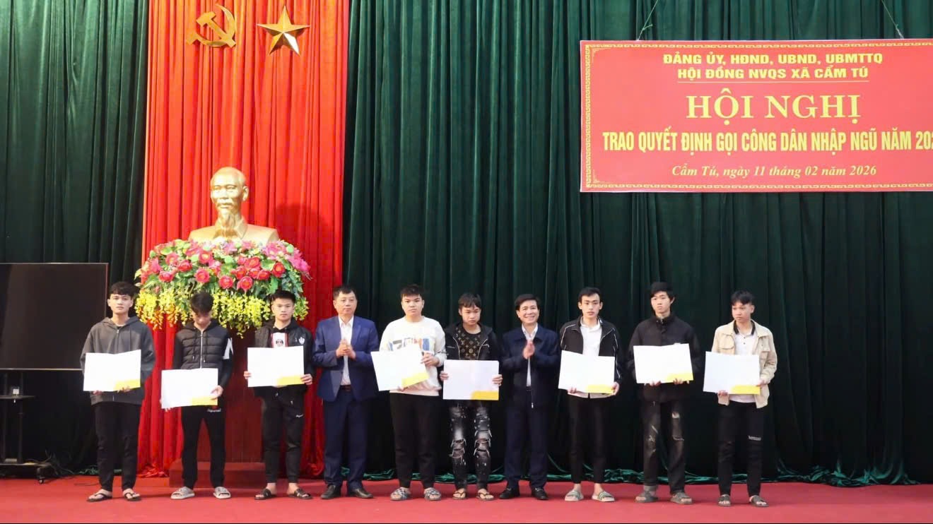 Cẩm Tú: Trao quyết định gọi công dân nhập ngũ năm 2026