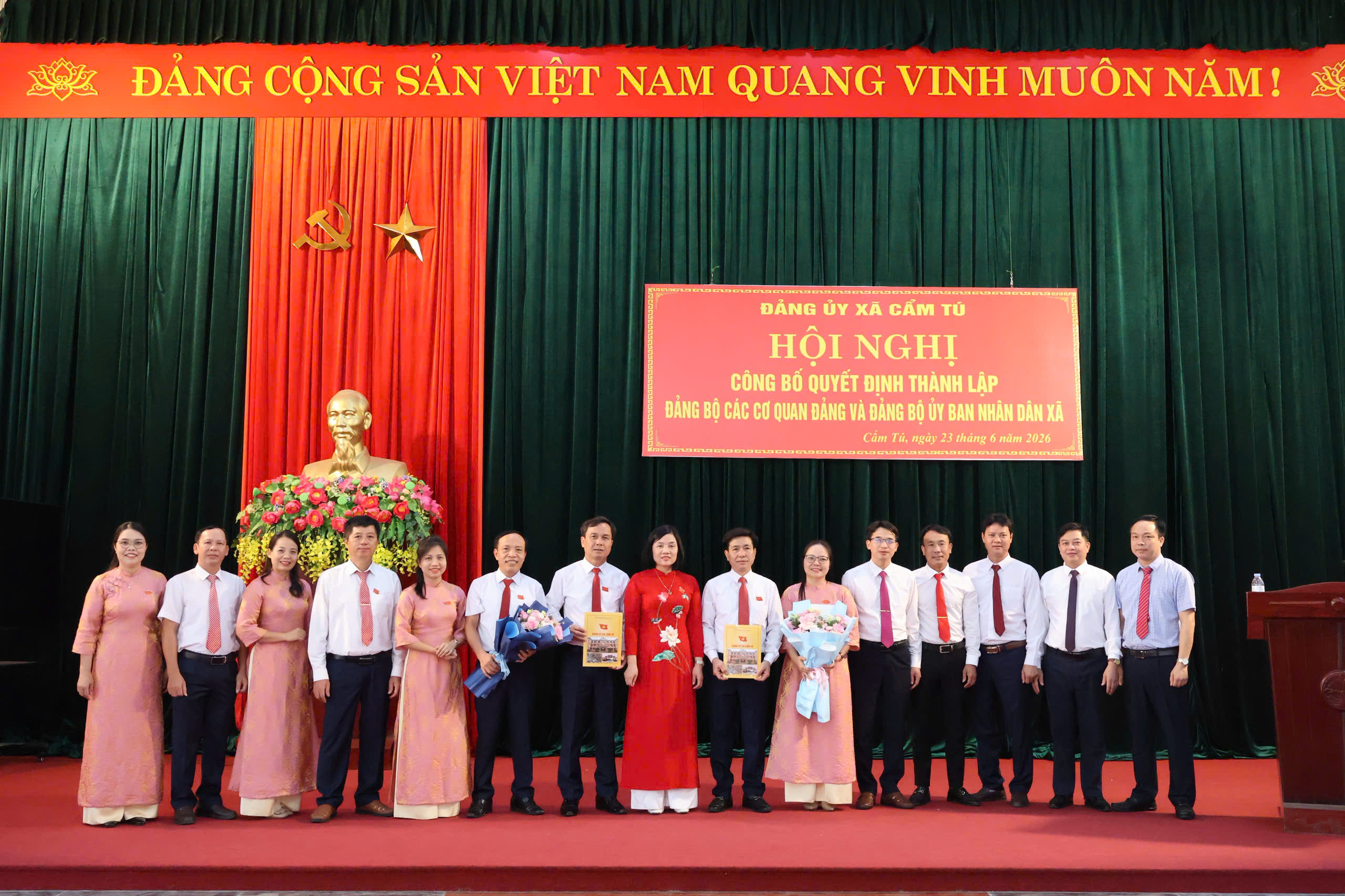 Hội nghị công bố các quyết định thành lập Đảng bộ các cơ quan Đảng và Đảng bộ UBND xã