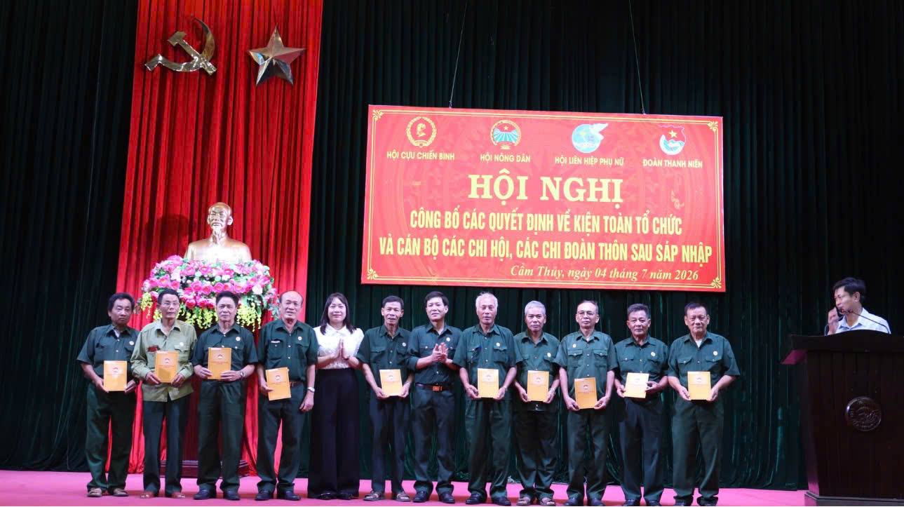 Hội nghị công bố các quyết định kiện toàn tổ chức và cán bộ các chi hội, chi đoàn sau sáp nhập
