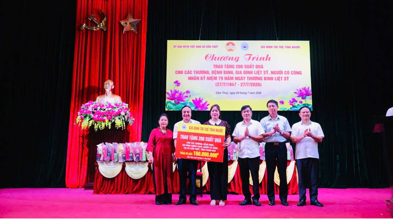 MTTQ Việt Nam xã Cẩm Thủy phối hợp trao 200 suất quà tri ân người có công nhân kỷ niệm 79 năm Ngày Thương binh - Liệt sĩ