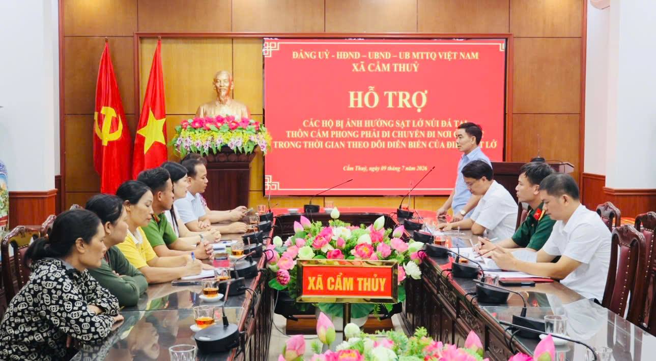 Xã Cẩm Thủy trao tiền hỗ trợ cho các hộ gia đình bị ảnh hưởng do thiên tai  sạt lở đá tại thôn Dương Đình Huệ (Cũ)
