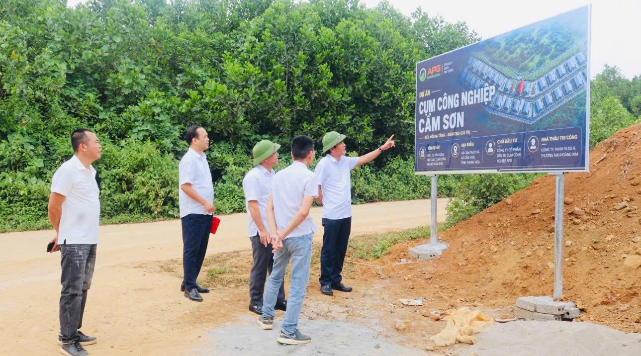 Đồng chí Lê Văn Châu - Bí thư Đảng ủy chủ tịch hội đồng nhân dân xã Cẩm Thủy đã đi kiểm tra thực tế tại Cụm công nghiệp Cẩm Sơn