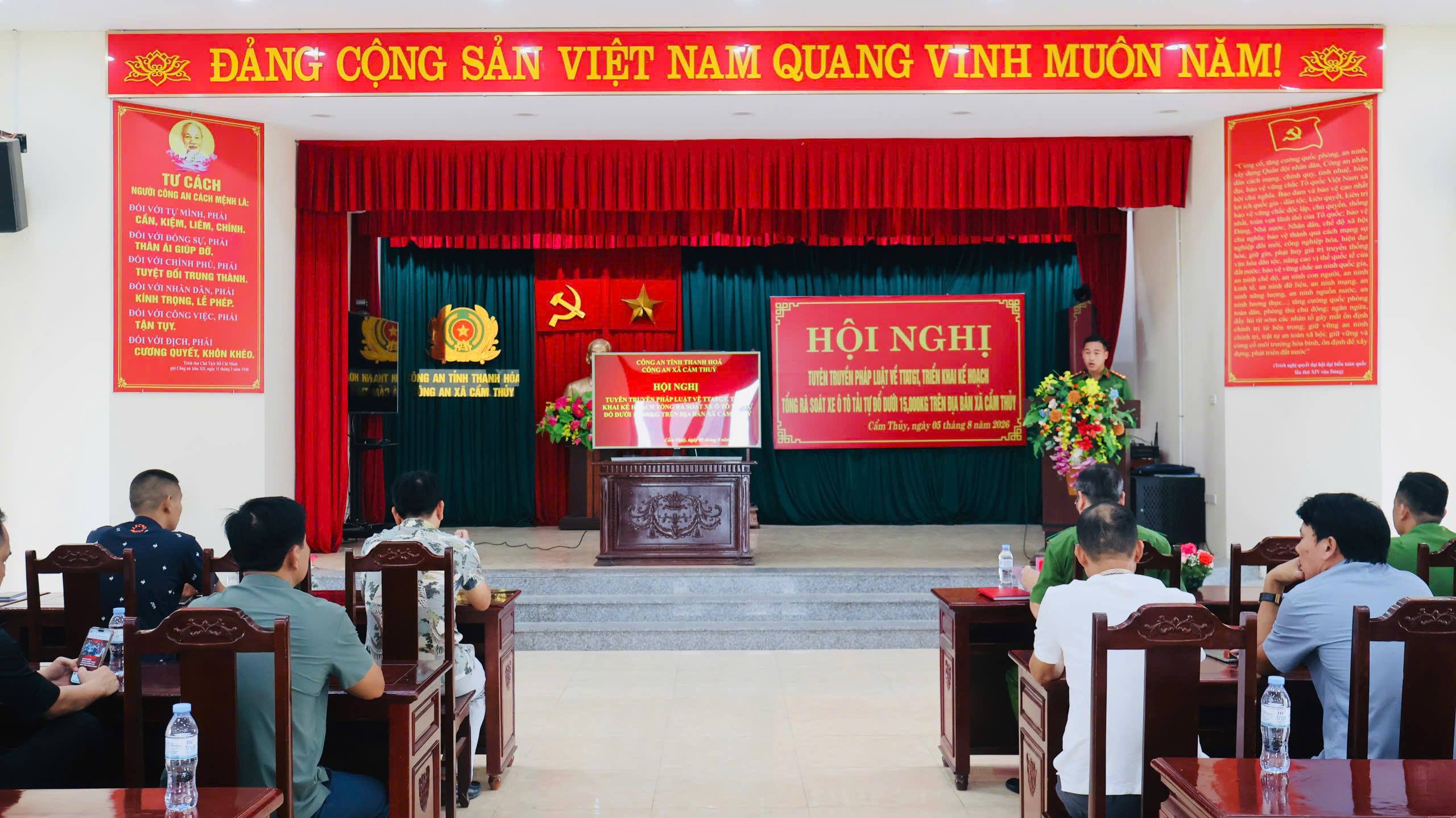 Công an xã Cẩm Thủy tổ chức hội nghị tuyên truyền pháp luật về trật tự an toàn giao thông, triển khai kế hoạch tổng rà soát xe ô tô tải tự đổ dưới 15.000 kg