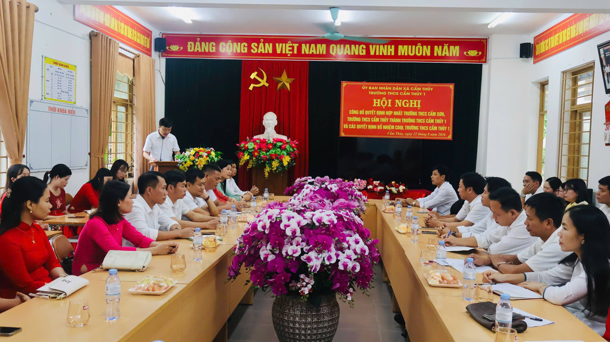 Trường THCS Cẩm Thủy 1 tổ chức Hội nghị công bố quyết định hợp nhất và kiện toàn cán bộ quản lý