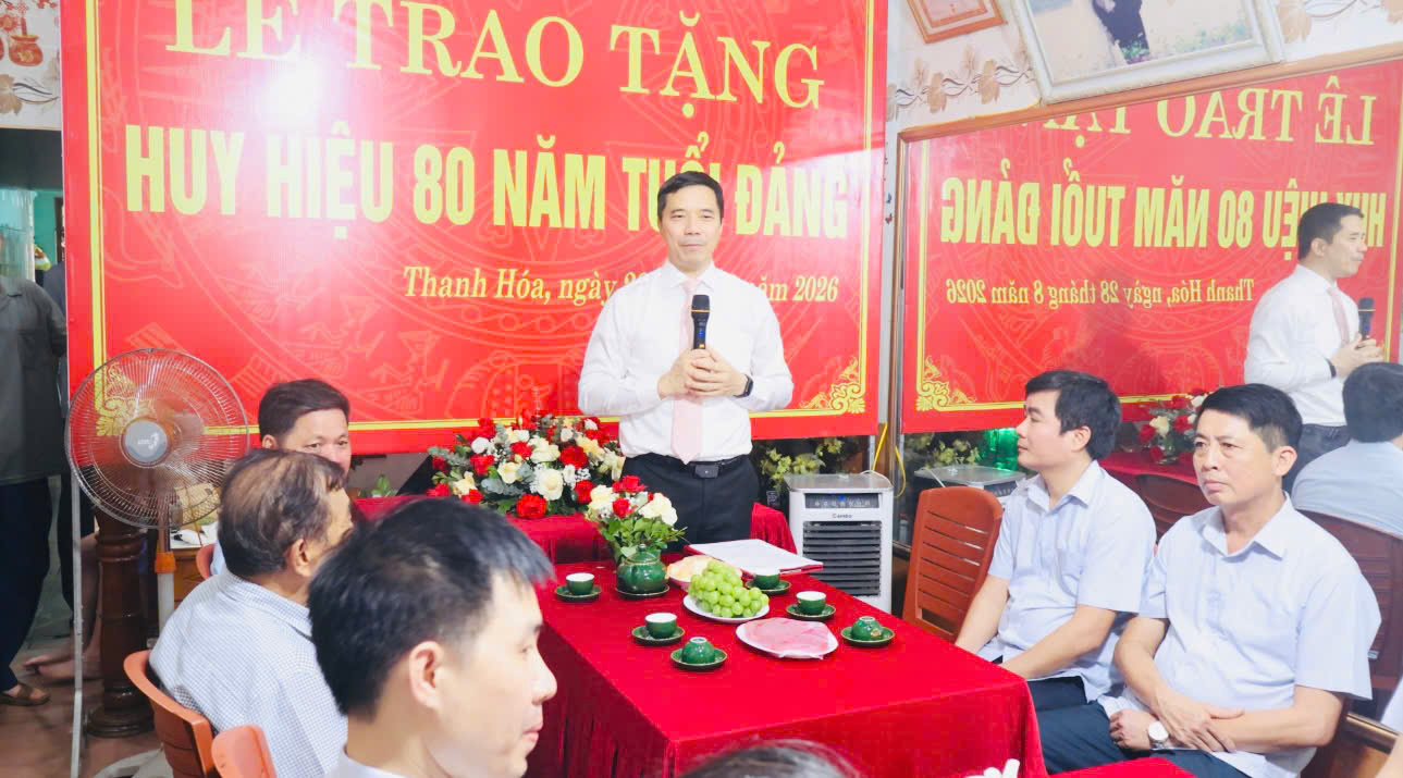 Đồng chí Phó Bí thư thường trực tỉnh ủy Nguyễn Hồng Phong trao huy hiệu 80 năm tuổi đảng cho đảng viên lão thành tại xã Cẩm Thuỷ