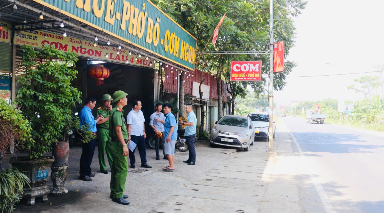 Xã Cẩm Thủy ra quân cao điểm giải tỏa hành lang an toàn giao thông,  lập lại trật tự công cộng