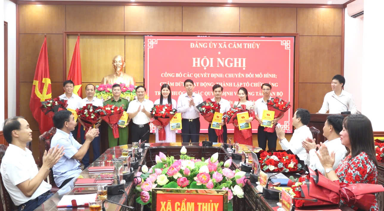 Ban Thường vụ Đảng ủy xã Cẩm Thủy tổ chức hội nghị công bố các quyết định về tổ chức Đảng trực thuộc