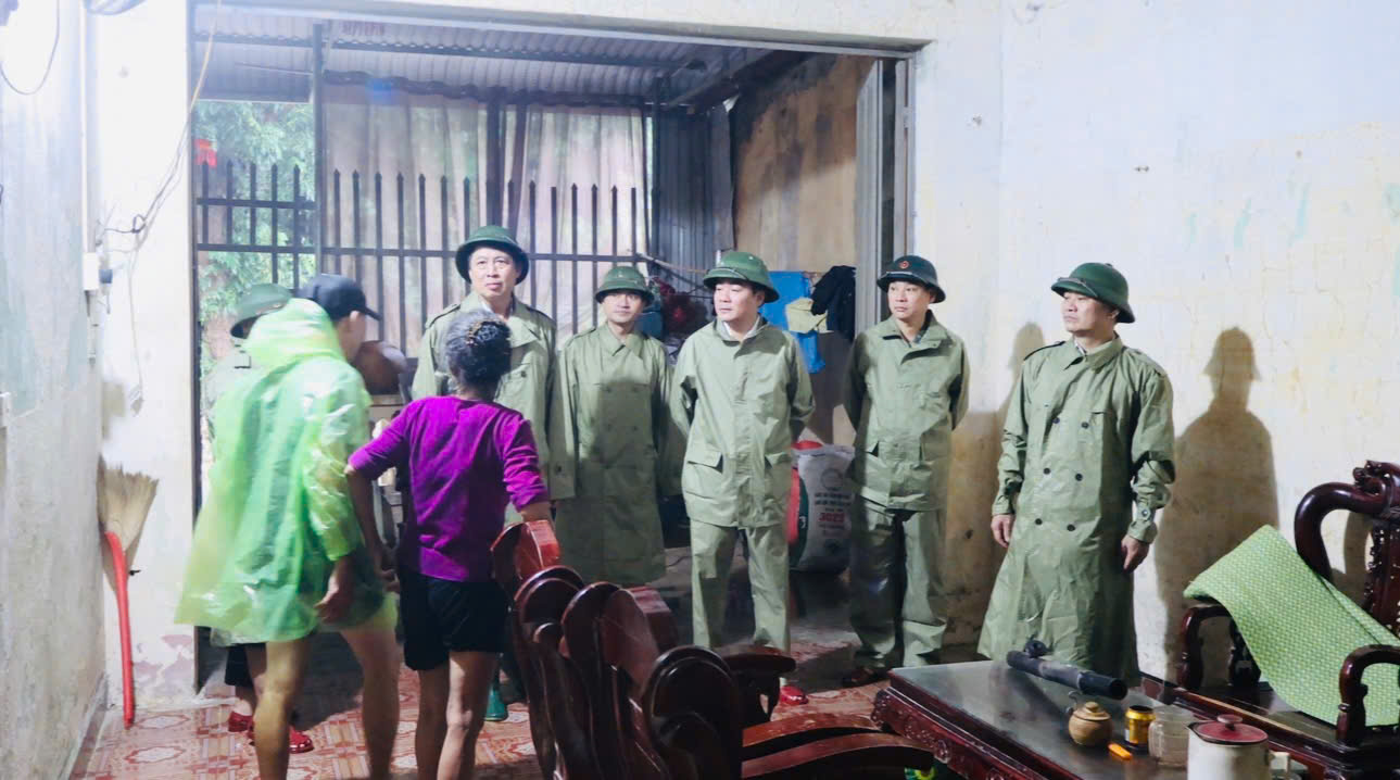 Các đồng chí Lãnh đạo xã kiểm tra tình hình ảnh hưởng áp thấp nhiệt đới, dải hội tụ nhiệt đới gây mưa lớn kéo dài trên địa bàn