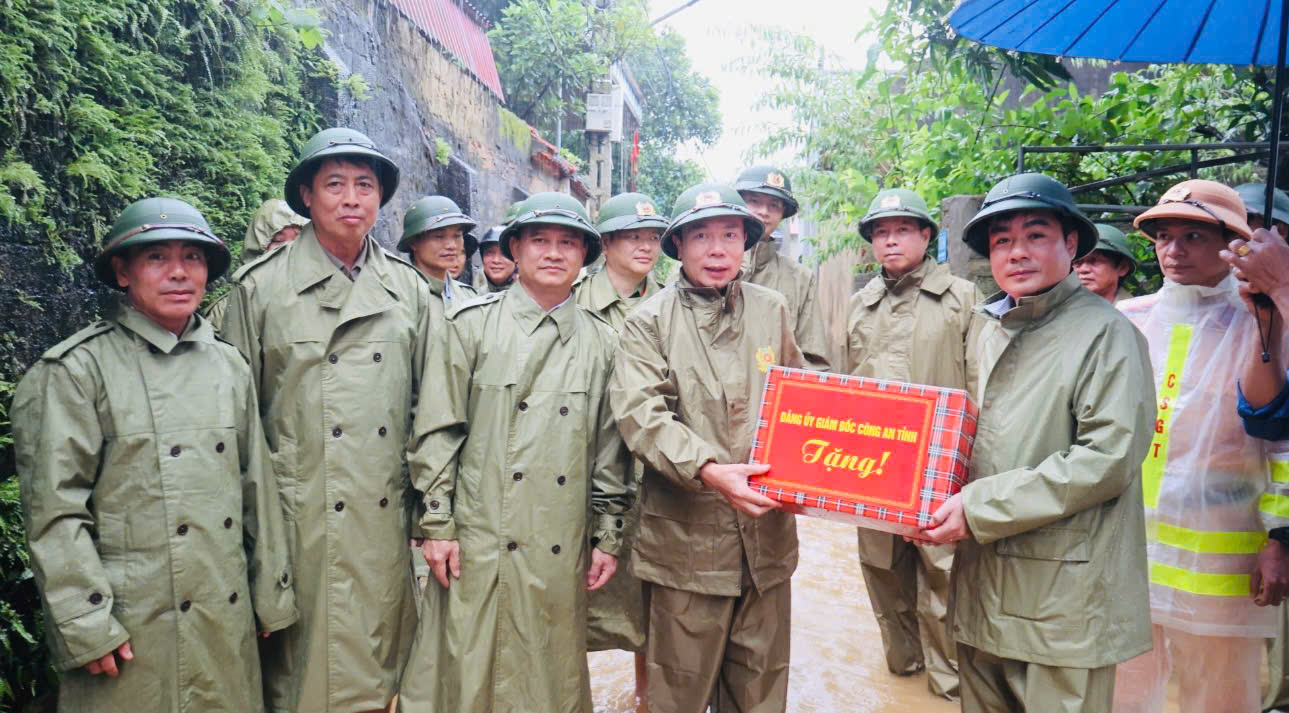Đại tá Hoàng Quốc Việt - UV BTV Tỉnh ủy, Giám đốc Công an tỉnh kiểm tra tình hình ứng phó mưa lớn tại xã Cẩm Thủy