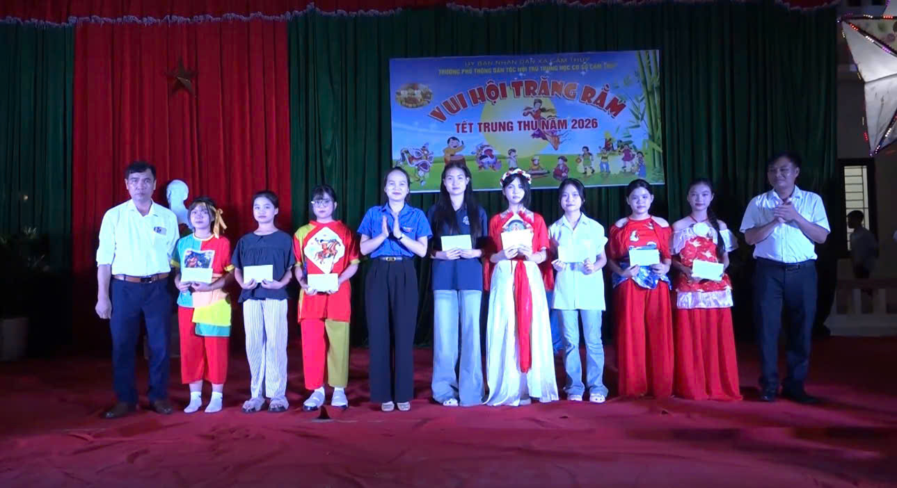 Trường THCS DTNT Cẩm Thủy tổ chức tết trung thu cho các em học sinh