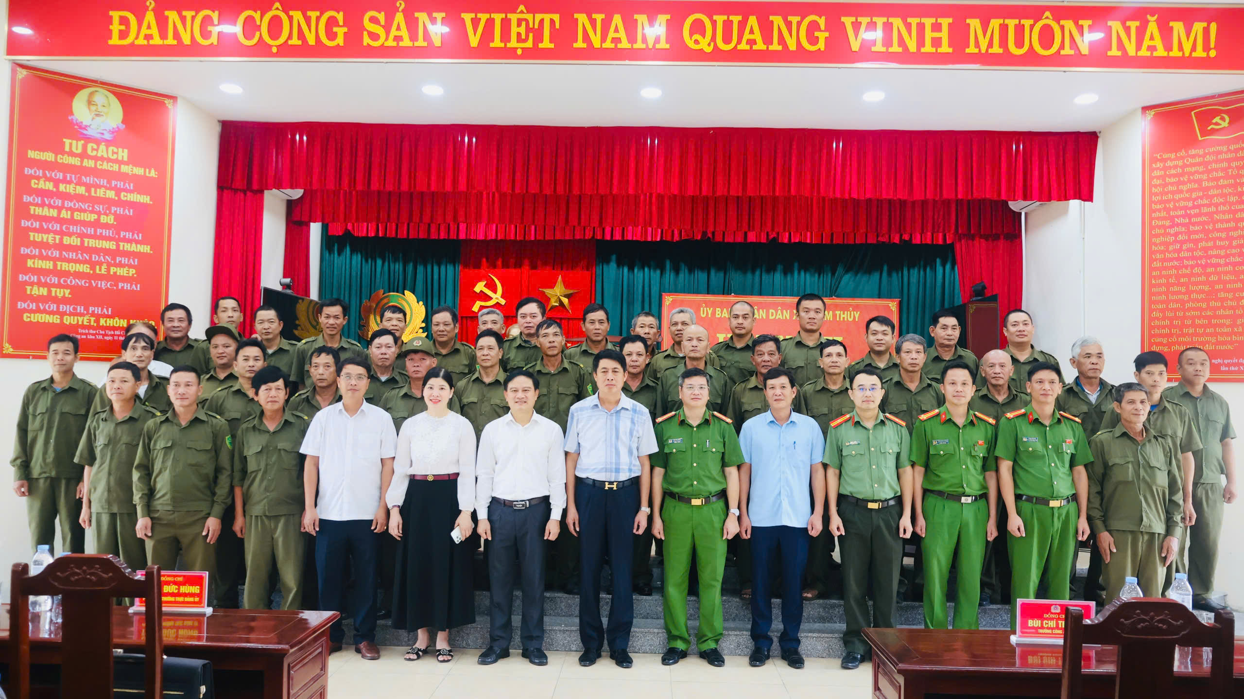 UBND xã Cẩm Thuỷ công bố các quyết định về lực lượng tham gia bảo vệ an ninh, trật tự ở cơ sở