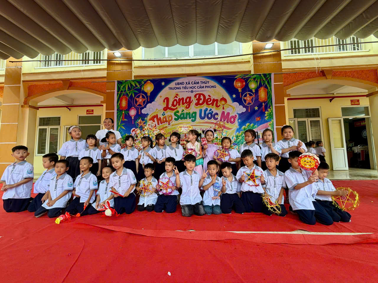 Trường Tiểu học Cẩm Phong tổ chức chương trình “ Đèn lồng thắp sáng ước mơ”