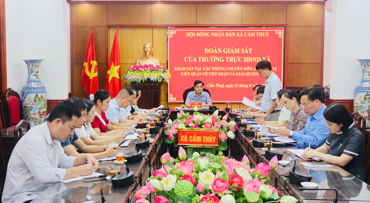 Đoàn giám sát HĐND xã Cẩm Thuỷ giám sát công tác tiếp nhận, giải quyết thủ tục hành chính