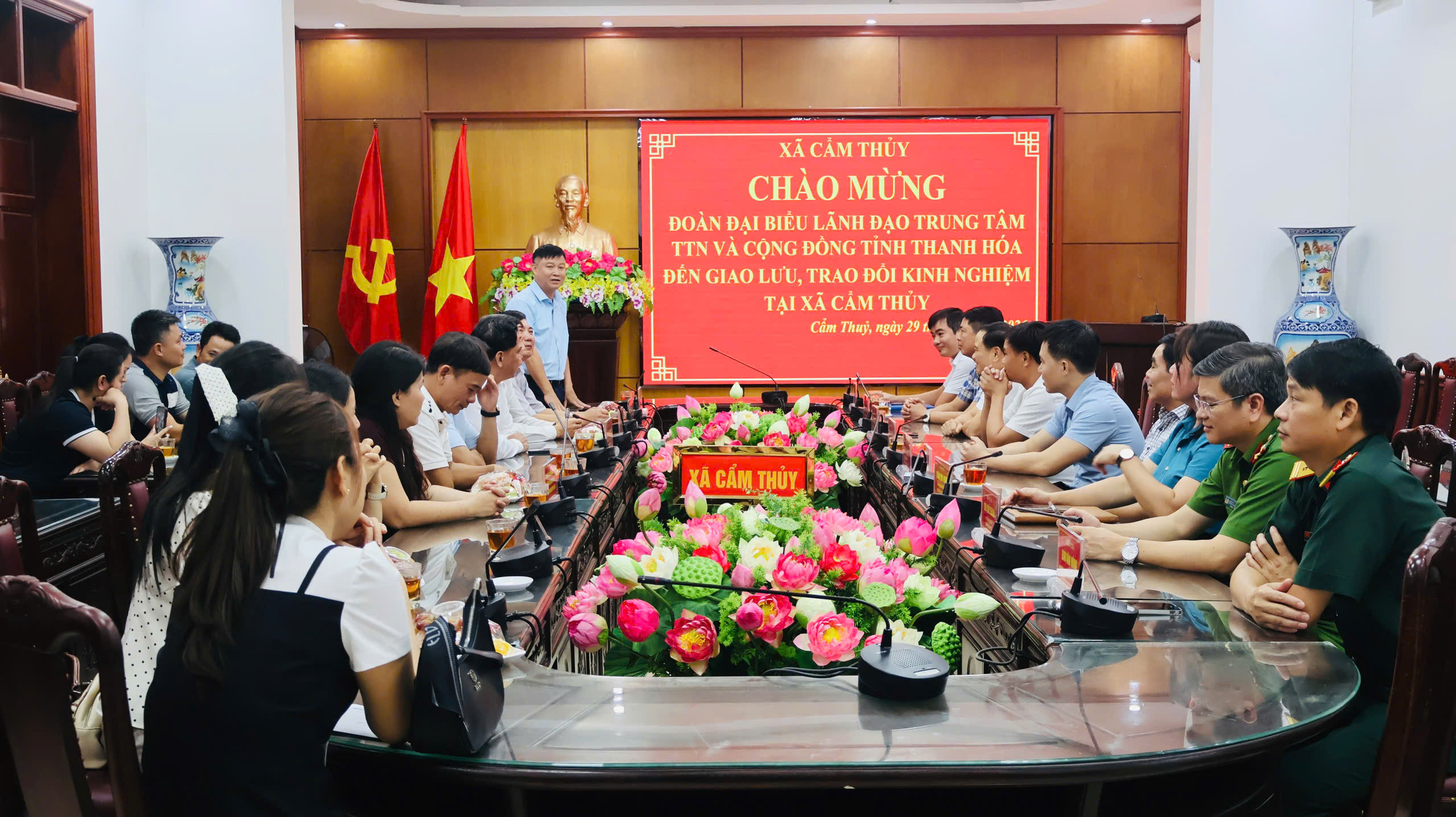 Đoàn công tác Trung tâm thanh thiếu nhi và cộng đồng tỉnh Thanh Hoá thăm và làm việc tại xã Cẩm Thuỷ
