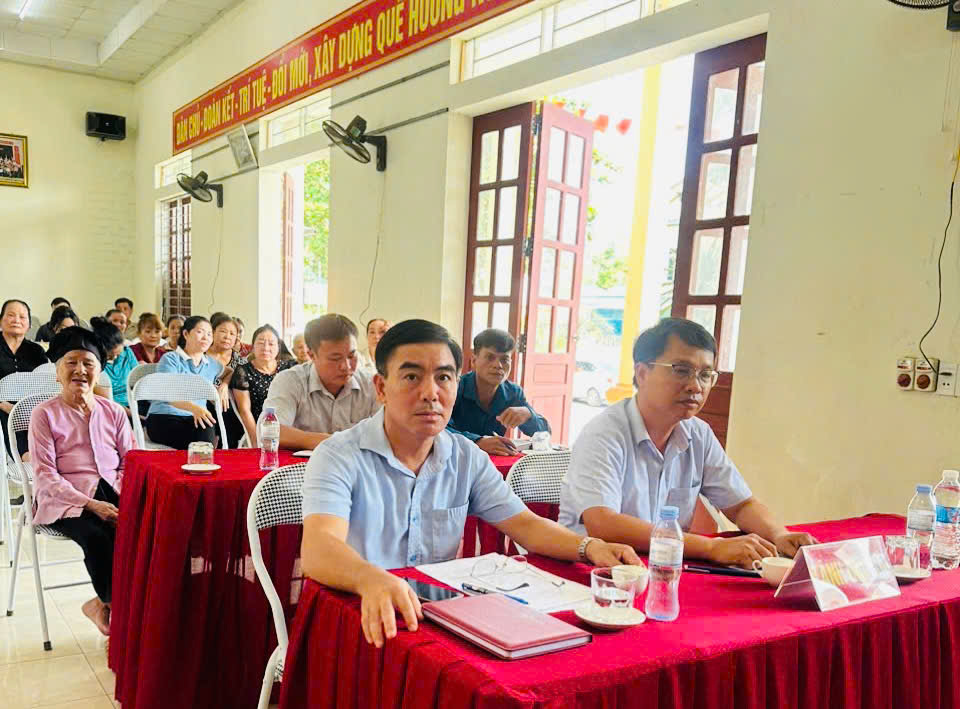 Đồng chí Hoàng Thế Hiền – UV BTV, Phó chủ tịch UBND xã dự sinh hoạt Chi bộ thôn Cẩm Ngọc