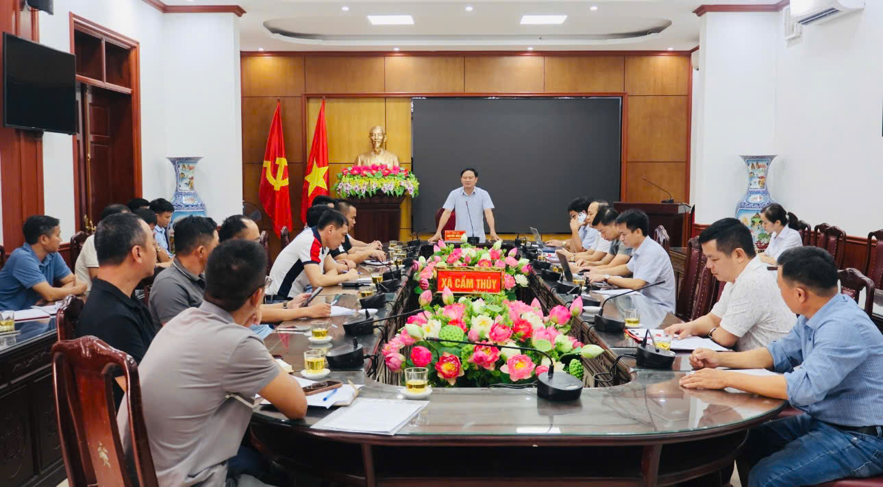 UBND xã Cẩm Thủy làm việc với các nhà thầu, đẩy nhanh tiến độ các dự án đầu tư xây dựng