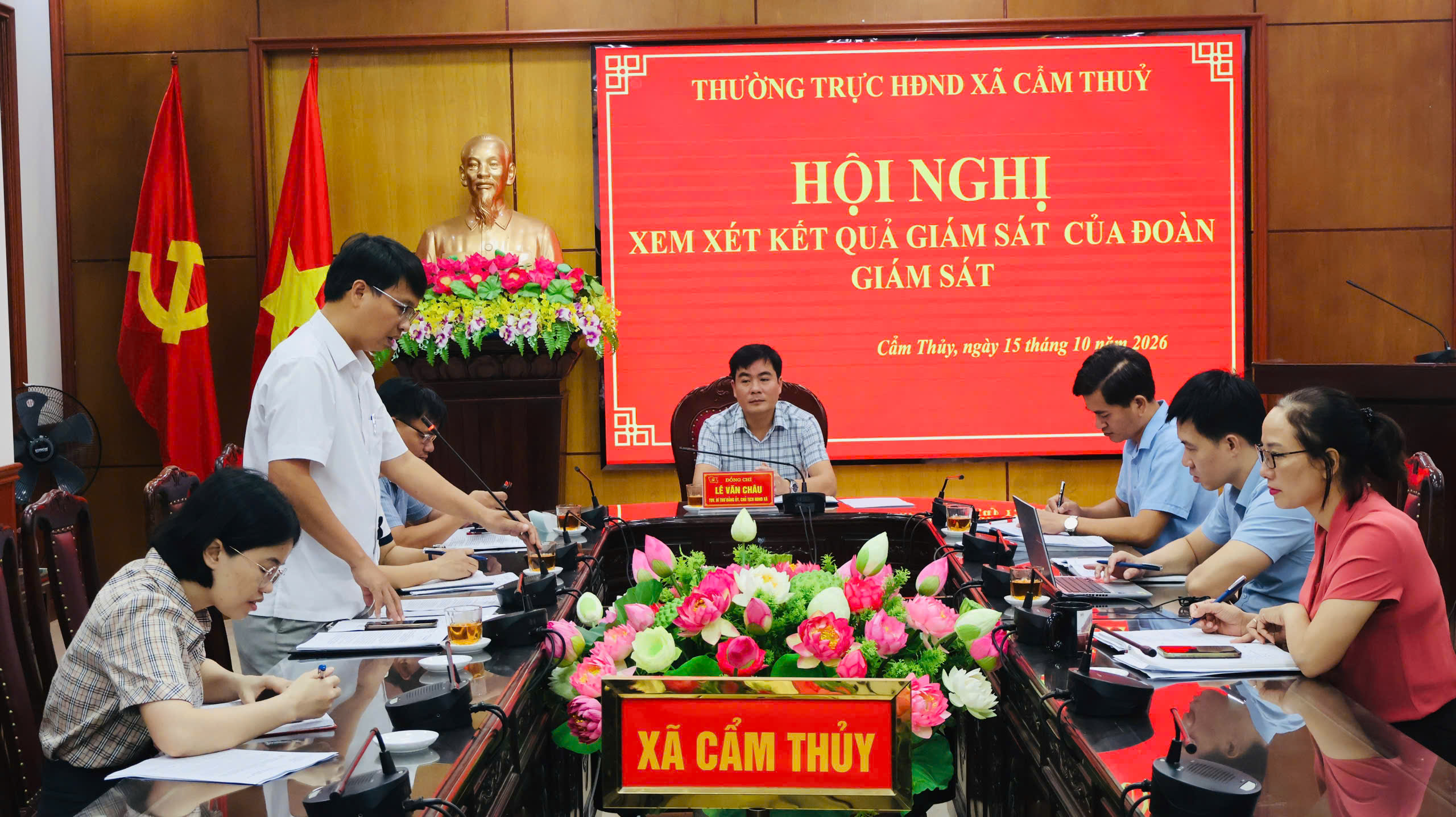 Thường trực HĐND xã Cẩm Thủy xem xét báo cáo kết quả giám sát và quy chế phối hợp công tác