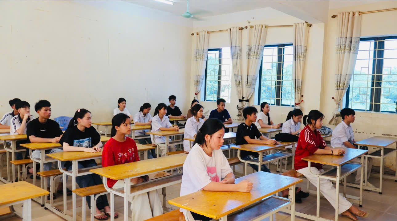 Thí sinh tại điểm thi số 11 hoàn thành làm thủ tục dự thi, sẵn sàng bước vào  kỳ thi tuyển sinh lớp 10 THPT năm học 2026-2027