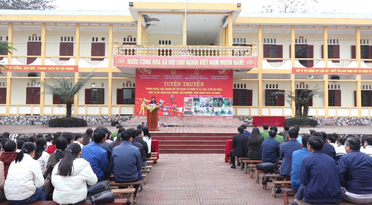 Công an xã Cẩm Thuỷ tổ chức tuyên truyền pháp luật tại Trường THPT Cẩm Thuỷ I