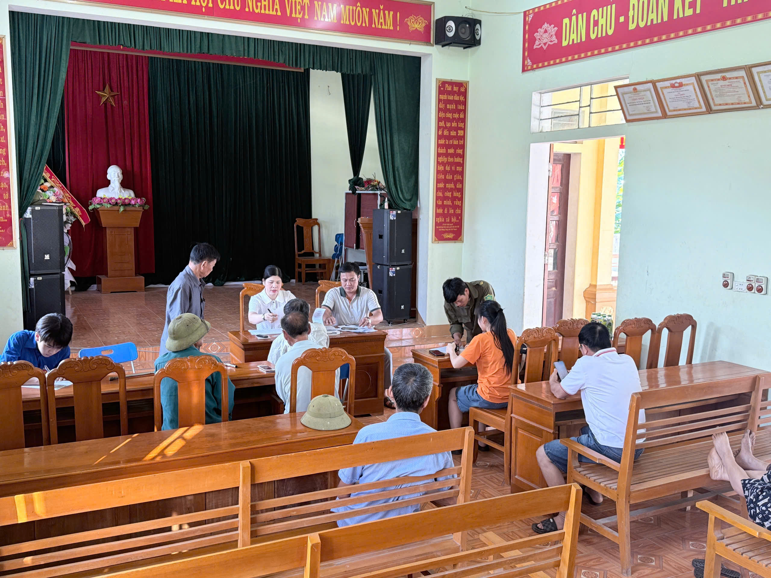 Xã Cẩm Thủy ra quân thực hiện chiến dịch “10 ngày cao điểm” triển khai chi trả trợ cấp xã hội, hưu trí xã hội qua tài khoản ngân hàng