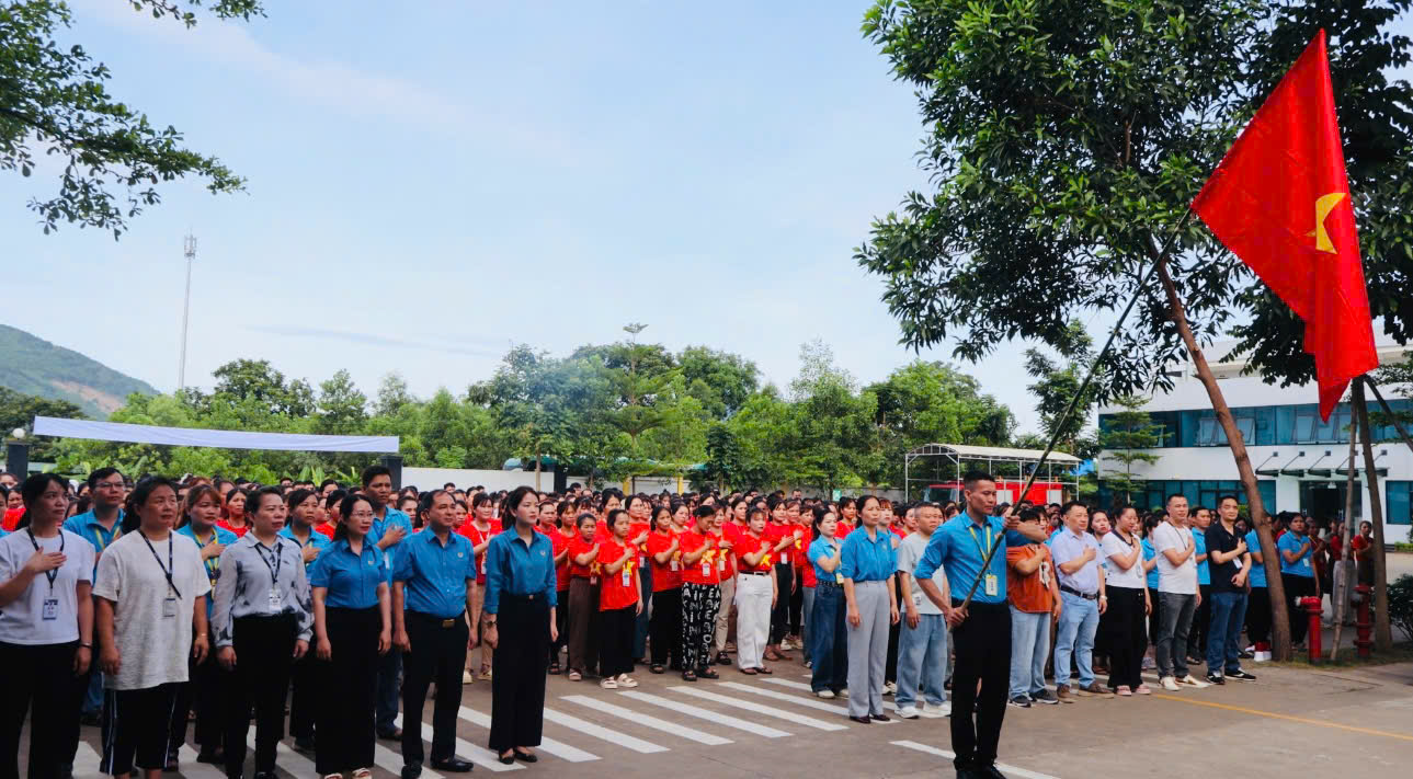 Công đoàn xã Cẩm Thủy phối hợp Công đoàn Công ty TNHH Giầy PMT tổ chức Lễ chào cờ và phát động phong trào thi đua giai đoạn 2026-2031