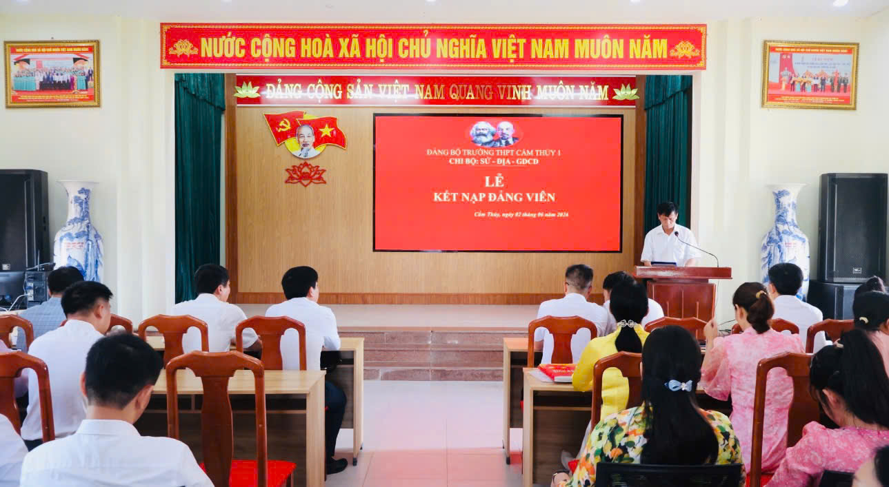 Trường THPT Cẩm Thủy 1 kết nạp 39 đảng viên mới là học sinh ưu tú