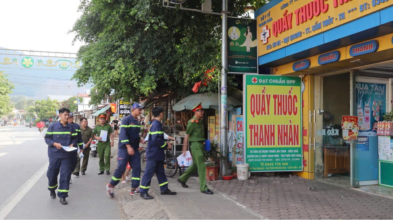 Đội chữa cháy và cứu nạn cứu hộ khu vực 6 tuyên truyền lưu động về PCCC và phòng chống đuối nước tại xã Cẩm Thủy