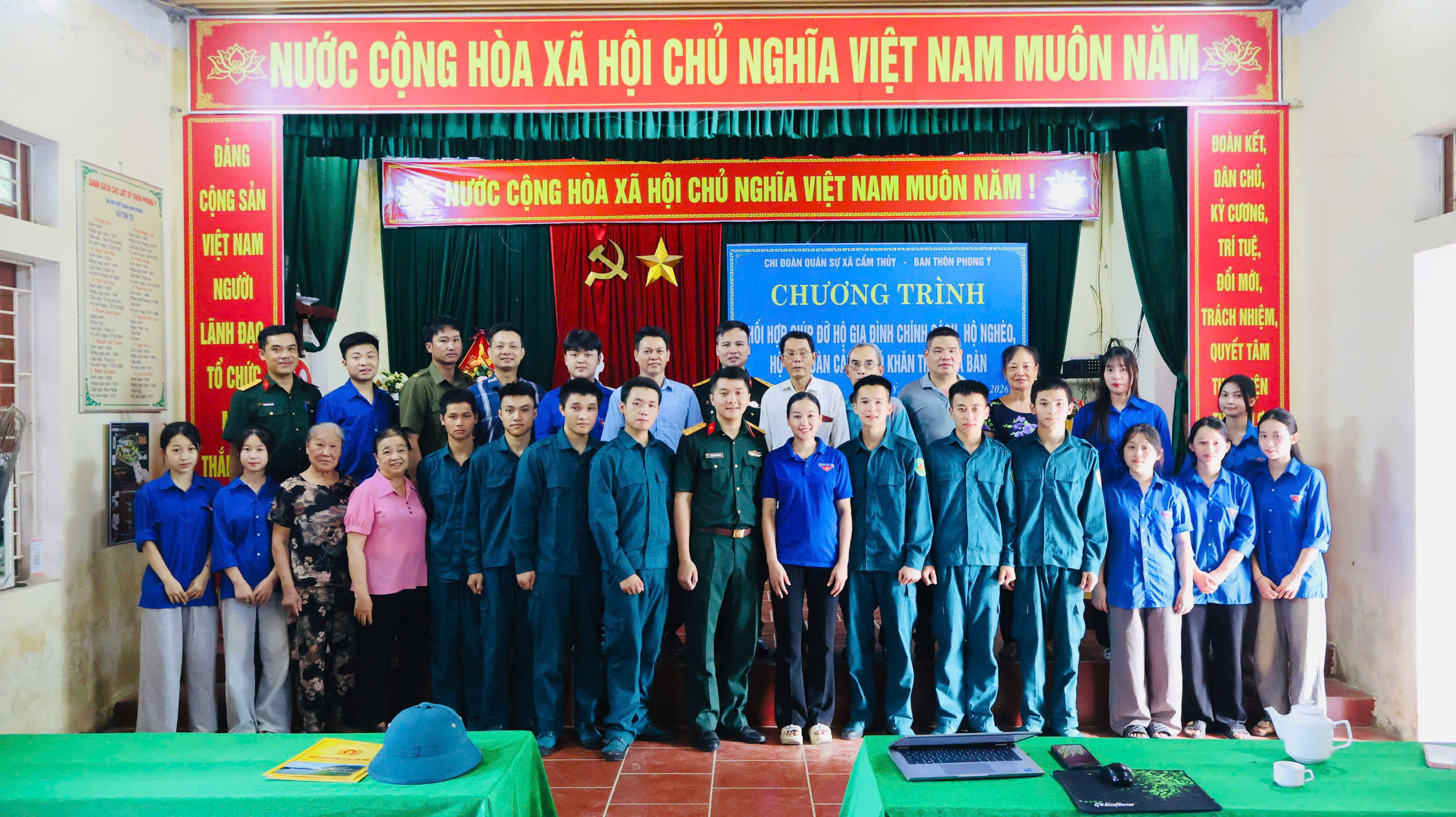 Chi đoàn Quân sự xã Cẩm Thủy hỗ trợ 15 hộ gia đình khó khăn  tại thôn Phong Ý