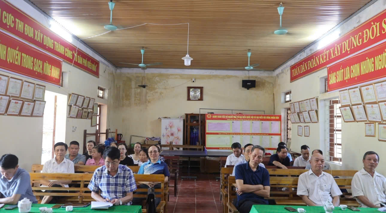 Các đồng chí Lãnh đạo xã Cẩm Thủy dự sinh hoạt chi bộ  gắn với thực hiện nhiệm vụ trọng tâm ở cơ sở