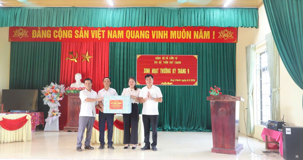 Đồng chí Lê Văn Châu, Uỷ viên Ban chấp hành đảng bộ tỉnh, Bí thư Đảng ủy xã Cẩm Thủy dự sinh hoạt Chi bộ thôn Quý Thanh, xã Cẩm Tú