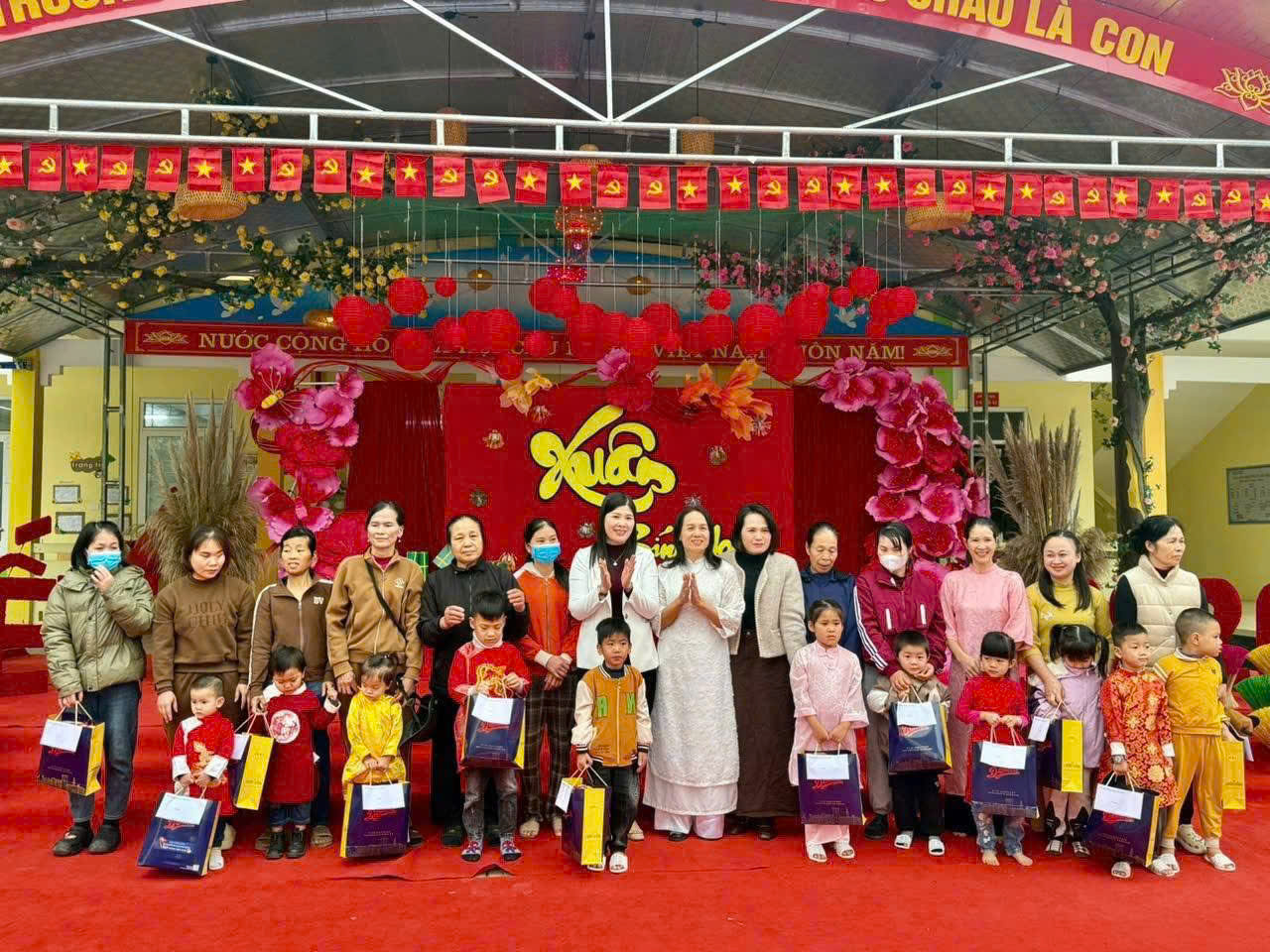 Trường mầm non Cẩm Thủy tổ chức tết cho các cháu học sinh