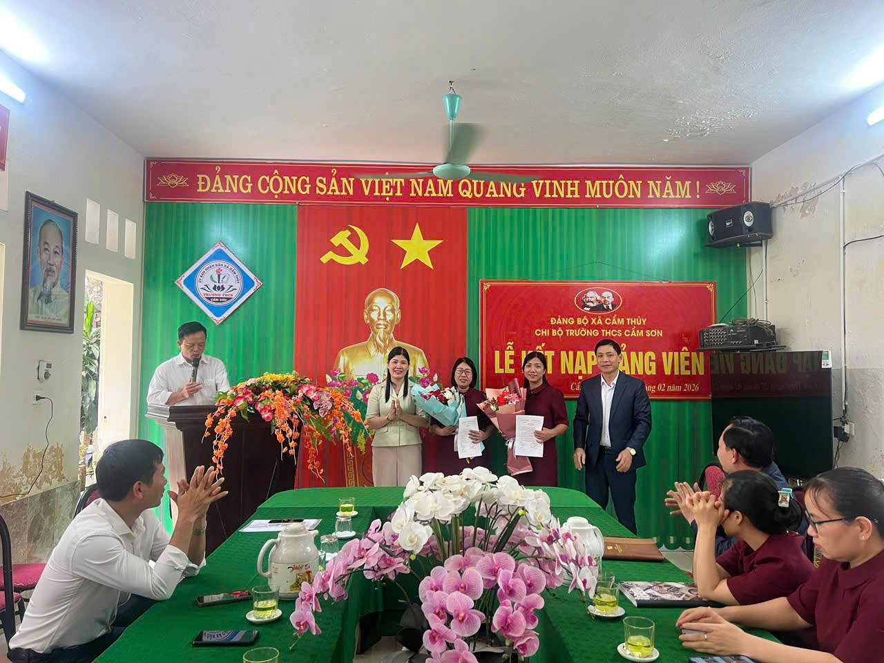 Chi bộ Trường THCS Cẩm Sơn tổ chức Lễ kết nạp đảng viên mới