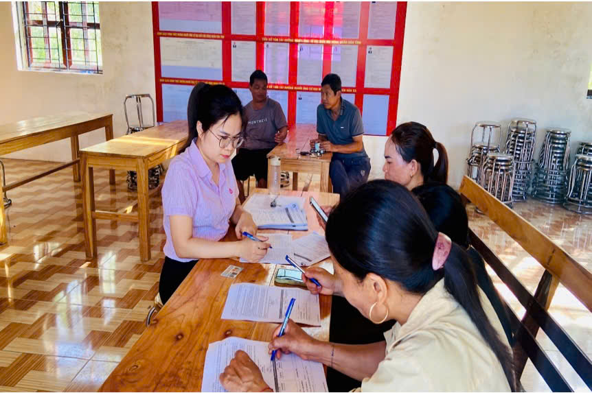 Ngân hàng Chính sách xã hội Cẩm Thuỷ đẩy mạnh triển khai dịch vụ VBSP SmartBanking thúc đẩy thanh toán không dùng tiền mặt và chuyển đổi số