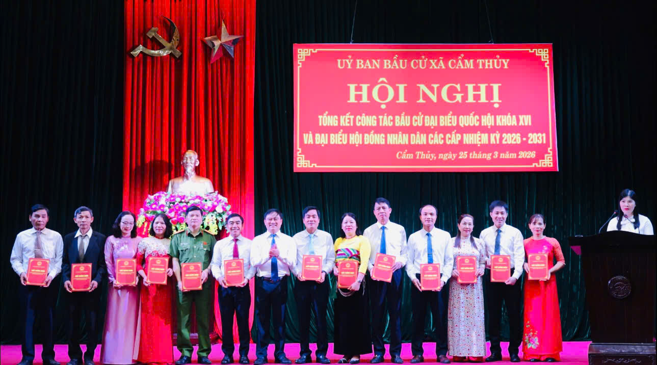 Uỷ ban bầu cử xã Cẩm Thủy tổ chức hội nghị tổng kết và trao thưởng cho các tập thể, cá nhân đạt thành tích xuất sắc