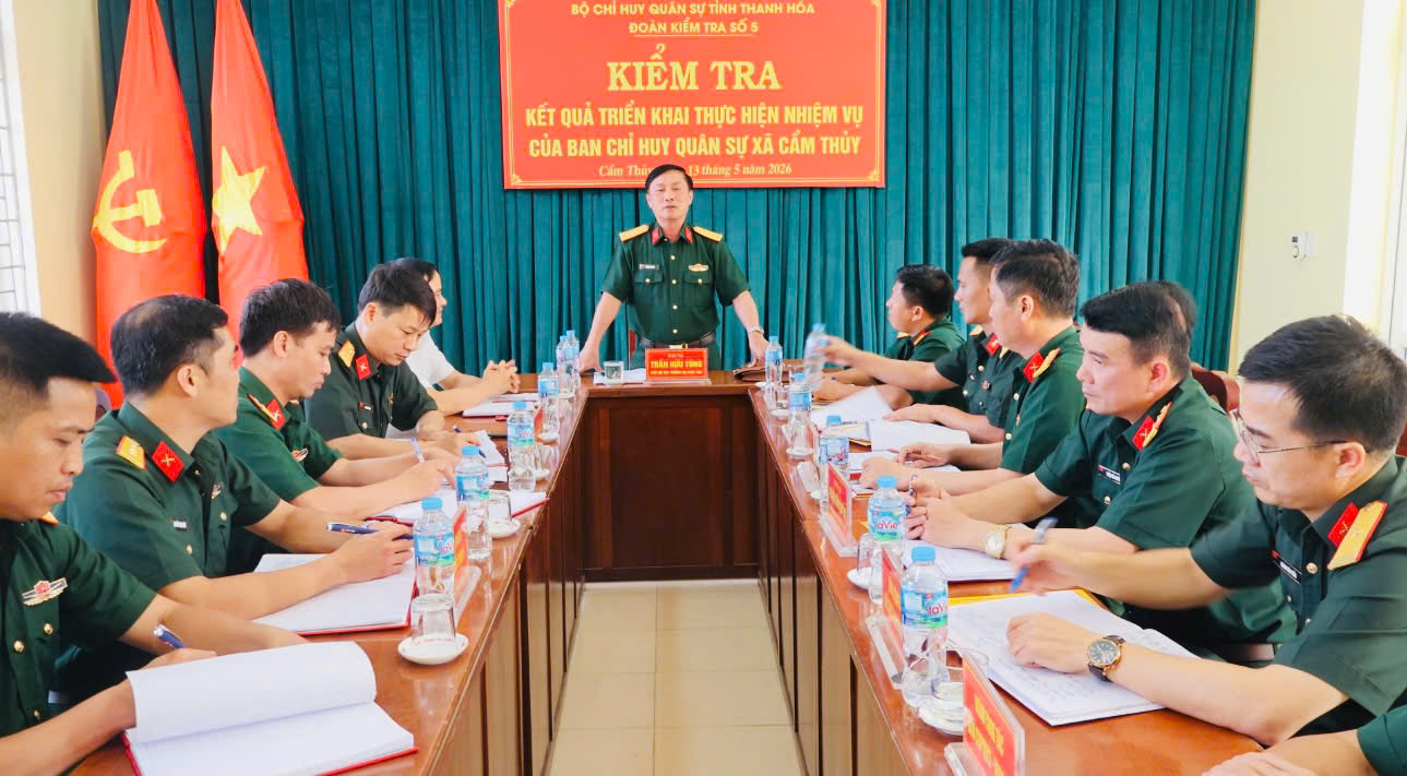 Đoàn kiểm tra số 05 Bộ CHQS tỉnh kiểm tra kết quả thực hiện nhiệm vụ quân sự, quốc phòng tại Ban chỉ huy quân sự xã Cẩm Thủy