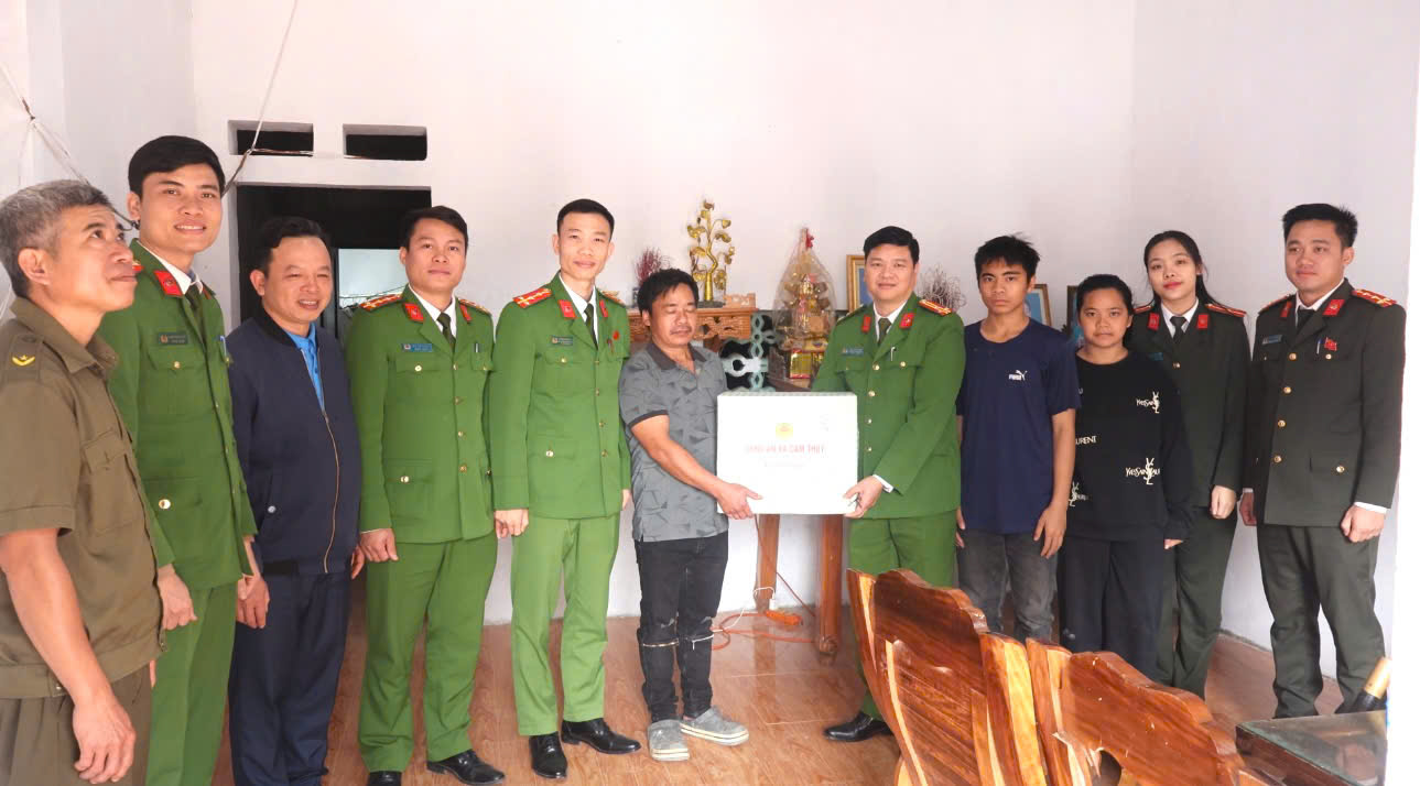 Công an xã Cẩm Thủy đẩy mạnh các hoạt động hưởng ứng phong trào “Ba nhất” dịp Tết cổ truyền của dân tộc