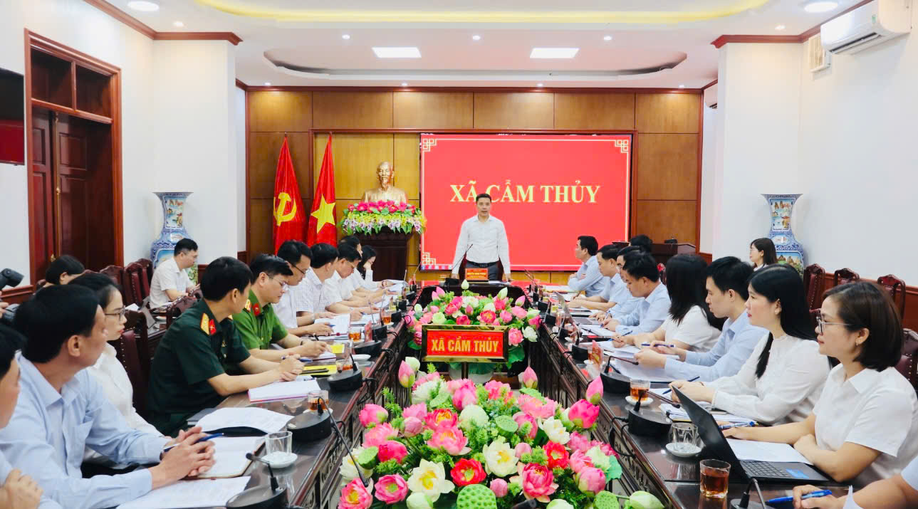 Đồng chí Nguyễn Hồng Phong Ủy viên Dự khuyết Ban  Chấp hành Trung ương Đảng, Phó Bí thư Thường trực Tỉnh ủy,  Chủ tịch HĐND tỉnh làm việc với cán bộ chủ chốt xã Cẩm Thủy